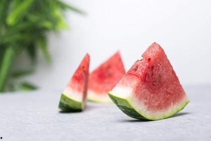 梦见挑西瓜吃瓜